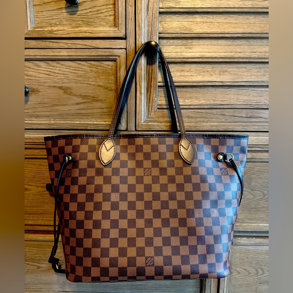 Neverfull MM Damier Ebene, Cherry interior.